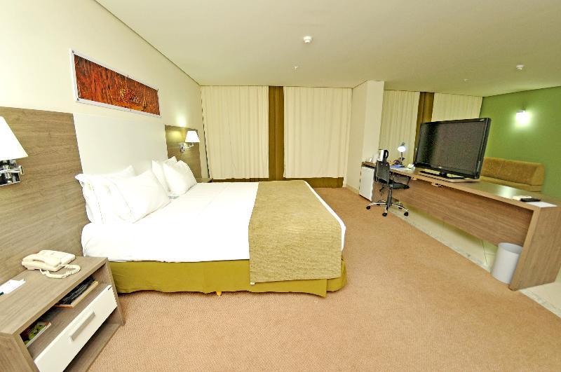 فندق هوليداي إن إكسبريس كويابا المظهر الخارجي الصورة A room at the hotel